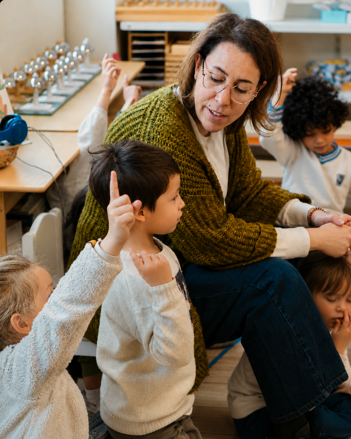 Pauline, éducatrice Montessori, en interaction avec un groupe d'enfants dans la classe
