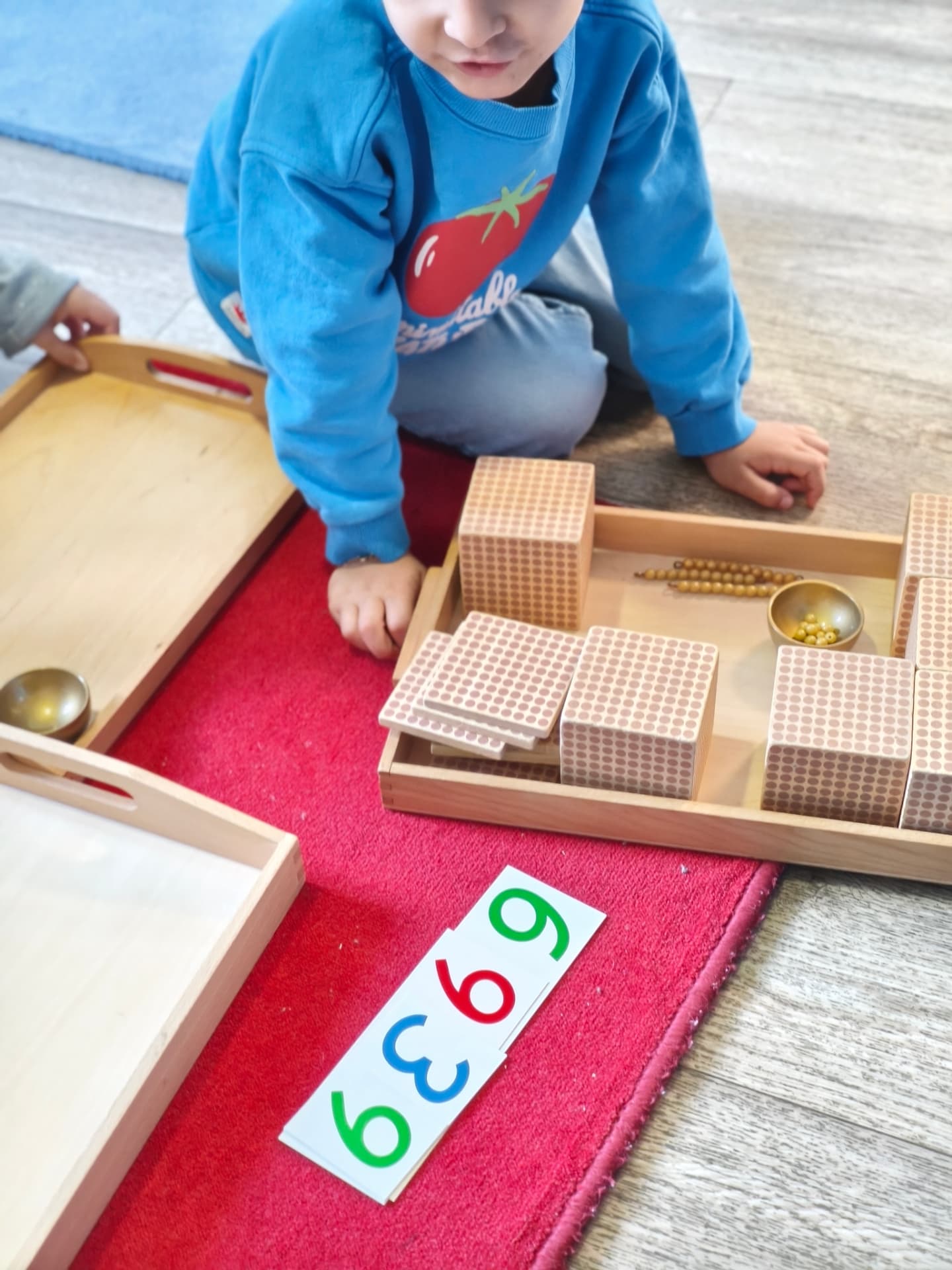 Un enfant découvre les mathématiques grâce au matériel Montessori.